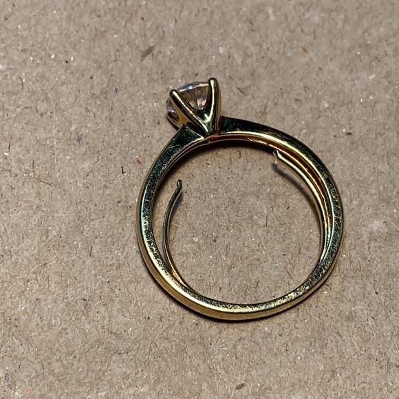 Stunning cubic zirconia engagement style ring. Adjustable! - Picture 4 of 16